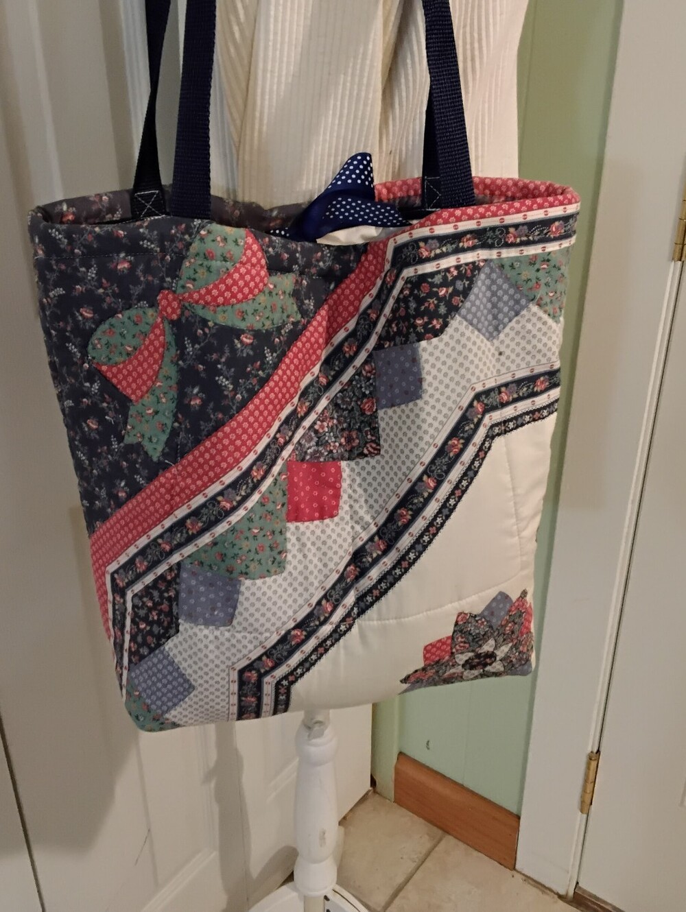 4046 Large Church Applique Quilt Tote Bag. - Picture 5 of 7
